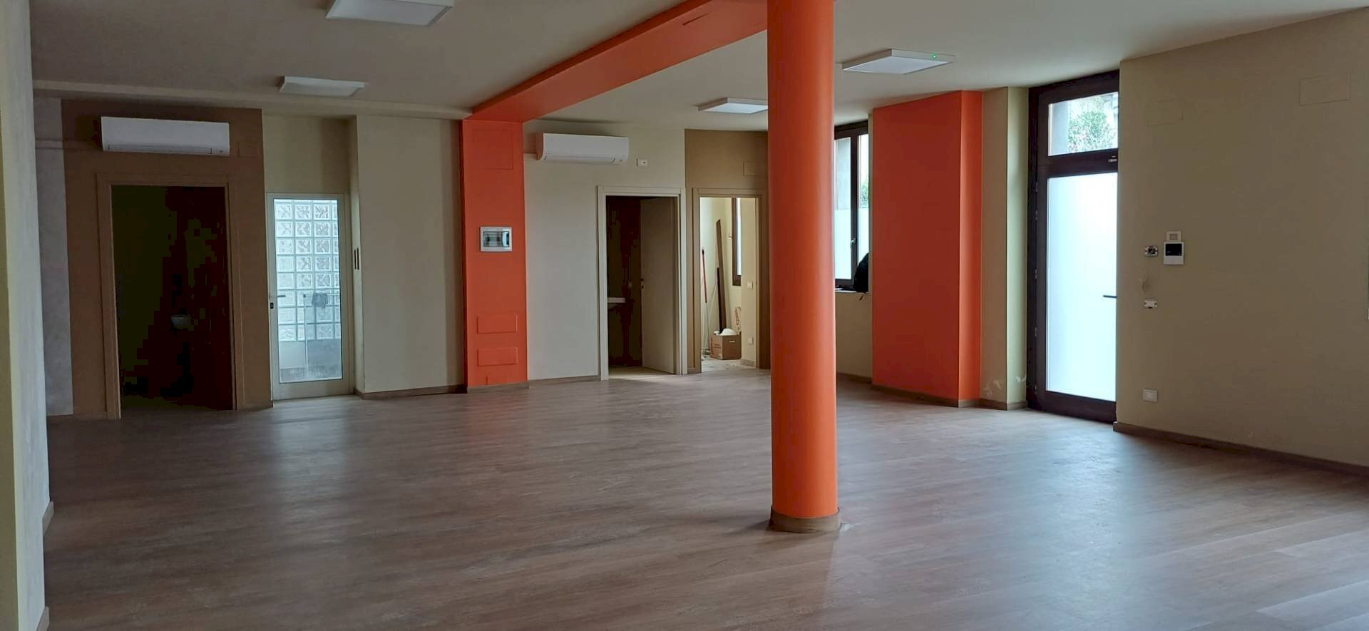 Foto 1 - Commercial Premises Cavour
 
20, Bernareggio - photo 1