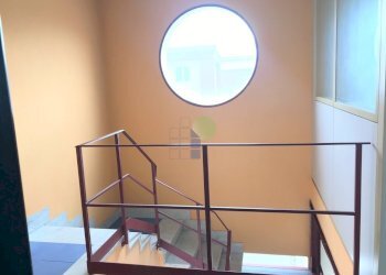 scala di accesso agli uffici - Ufficio Via delle Cateratte 11, Livorno - foto 3