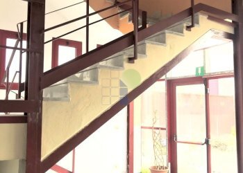scala di accesso al primo paino - Ufficio Via delle Cateratte 11, Livorno - foto 9