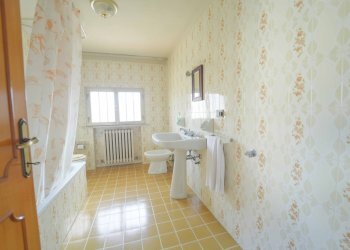 Bagno su pianerottolo scala di accesso (1) - Quadrilocale Via Venezia 4, Savignano sul Rubicone - foto 20