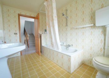 Bagno su pianerottolo scala di accesso (2) - Quadrilocale Via Venezia 4, Savignano sul Rubicone - foto 21