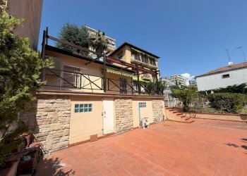 front - Independent house Strada San Martino 59, Sanremo - photo 1