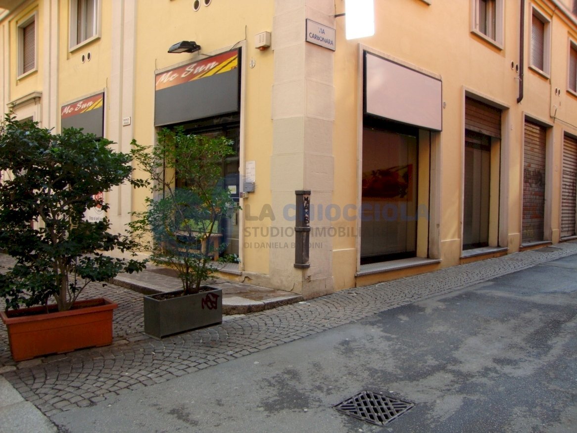 angolo - Locale Commerciale Via Goito 11, Bologna (zona Centro Storico) - foto 1