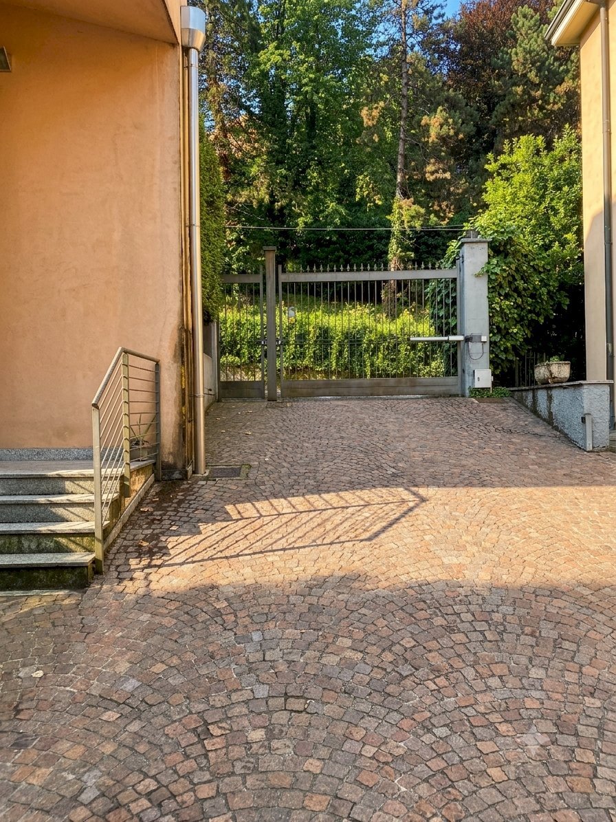 Esterni proprietà - Ingresso - Portion of a house Via Carso 52, Como - photo 2
