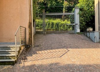 Esterni proprietà - Ingresso - Portion of a house Via Carso 52, Como - photo 2