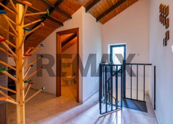 Scale - Villa Contrada San Leo
 
6, Belpasso - photo 19