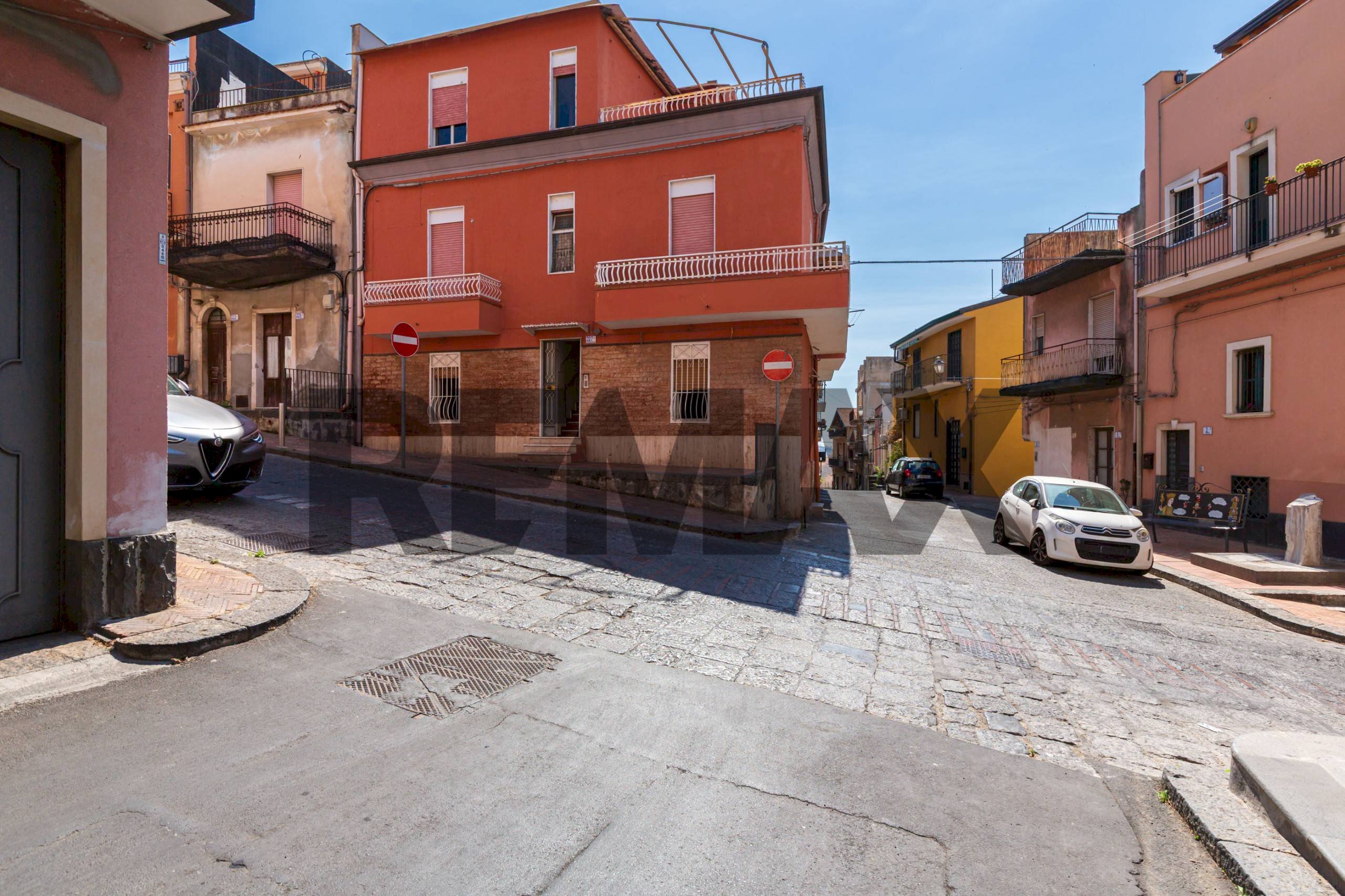 Edificio all\'aperto - Casa indipendente Via Vittorio Emanuele
227, Motta Sant'Anastasia - foto 2