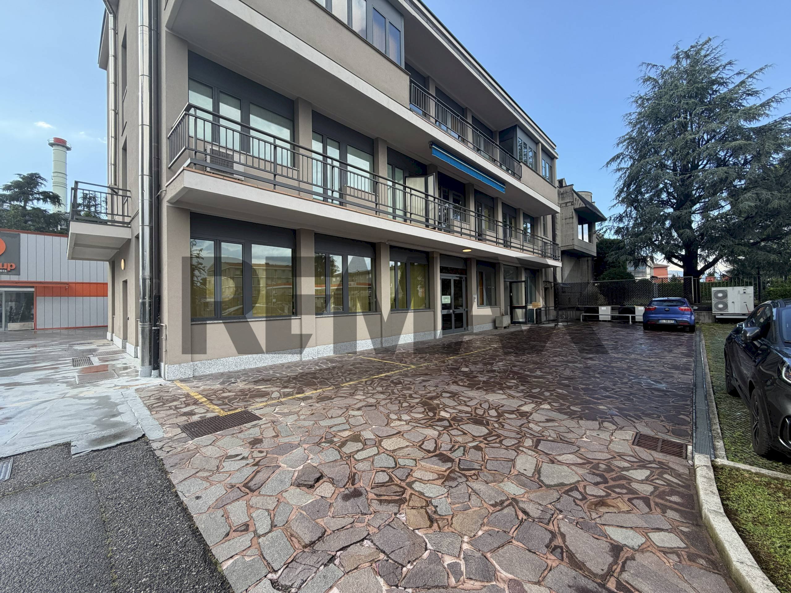 Edificio all\'aperto - Locale Commerciale Via per Grumello
 
57, Bergamo - foto 1