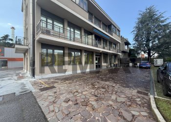Edificio all\'aperto - Locale Commerciale Via per Grumello
 
57, Bergamo - foto 1