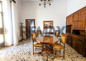 Sala da pranzo - Casa indipendente Via Luigi Einaudi
 
1, San Michele Salentino - foto 5