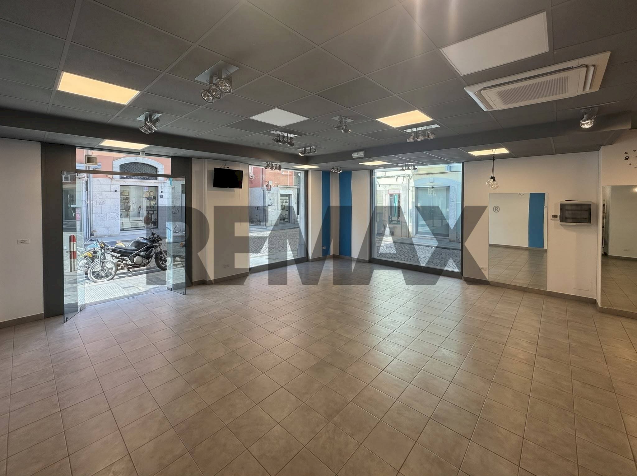 Ricezione / Lobby - Commercial Premises via Geremia di Scanno
 
129/131, Barletta - photo 1