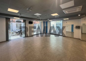 Ricezione / Lobby - Commercial Premises via Geremia di Scanno
129/131, Barletta - photo 1