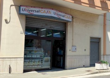 Facciata - Colorificio - Ferramenta - Elettricità via Piave, Matino - foto 2