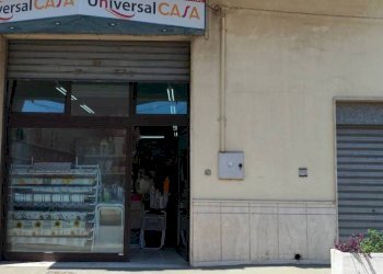 Facciata - Colorificio - Ferramenta - Elettricità via Piave, Matino - foto 4