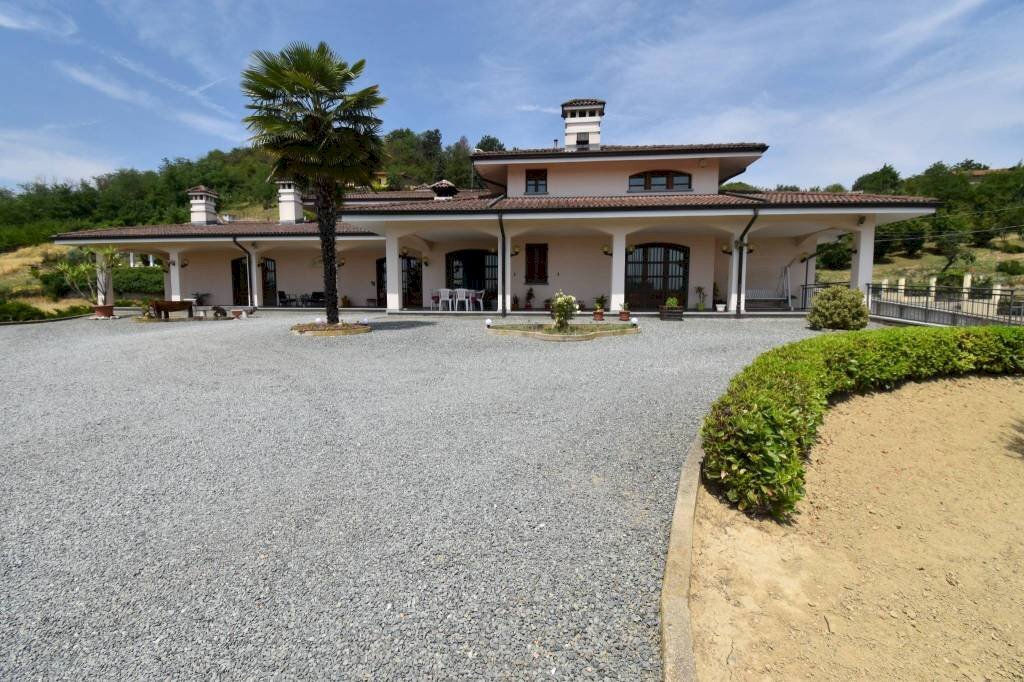 Cortile interno - Villa strada Vecchia d'Asti, Nizza Monferrato - photo 3
