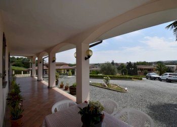 Veranda - Villa strada Vecchia d'Asti, Nizza Monferrato - photo 12