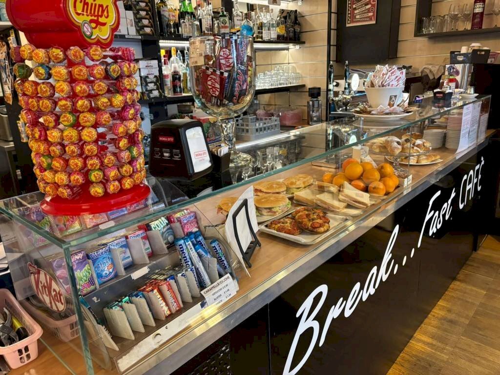 Interno non residenziale - Cafeteria - Cold Bar via Giacomo Matteotti, Varese (neighborhood Masnago) - photo 3