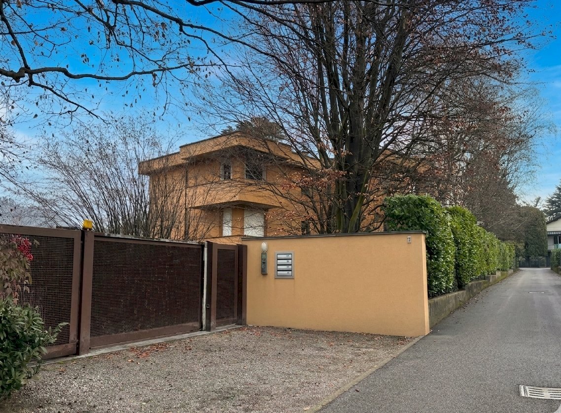 Ingresso condominio - Three-room apartment Via Giovane Italia, Como - photo 1
