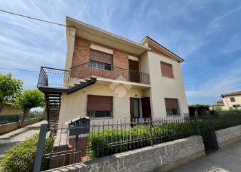 Three-family Villa Via Piangipane, Ravenna (neighborhood Borgo Fusara) - photo 2