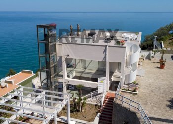 Vista dell\'acqua - Villa Via Cefalu'  -  Sant'Ambrogio
 
SNC, Cefalù - foto 12