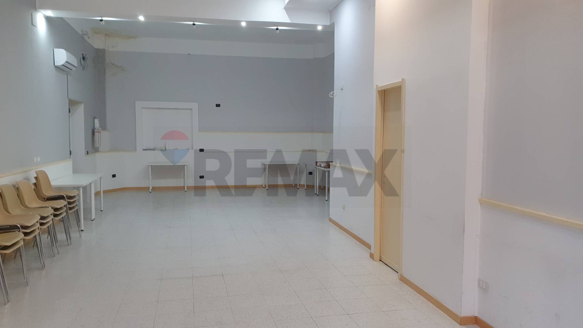 Hall / corridoio - Commercial Premises VIA CIRCUMVALLAZIONE
377, Paterno - photo 3