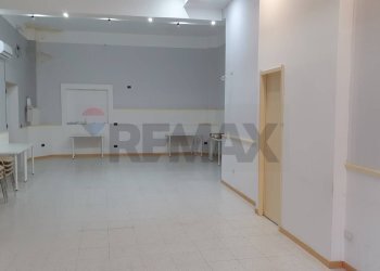 Hall / corridoio - Locale Commerciale VIA CIRCUMVALLAZIONE
 
377, Paterno - foto 3