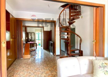 Scale - Semi-detached house via ercole patti
 
18, Trecastagni - photo 11