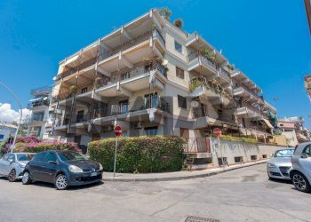 Edificio all\'aperto - Quadrilocale Lungomare Dei Ciclopi
 
107, Aci Castello - foto 1