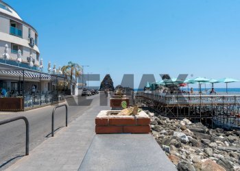Edificio all\'aperto - Quadrilocale Lungomare Dei Ciclopi
 
107, Aci Castello - foto 2