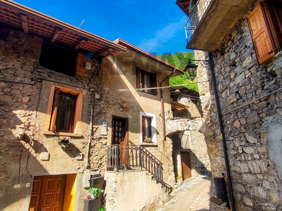 Casa all\'aperto - Casa semi indipendente Via Castello
 
34, Losine - foto 1