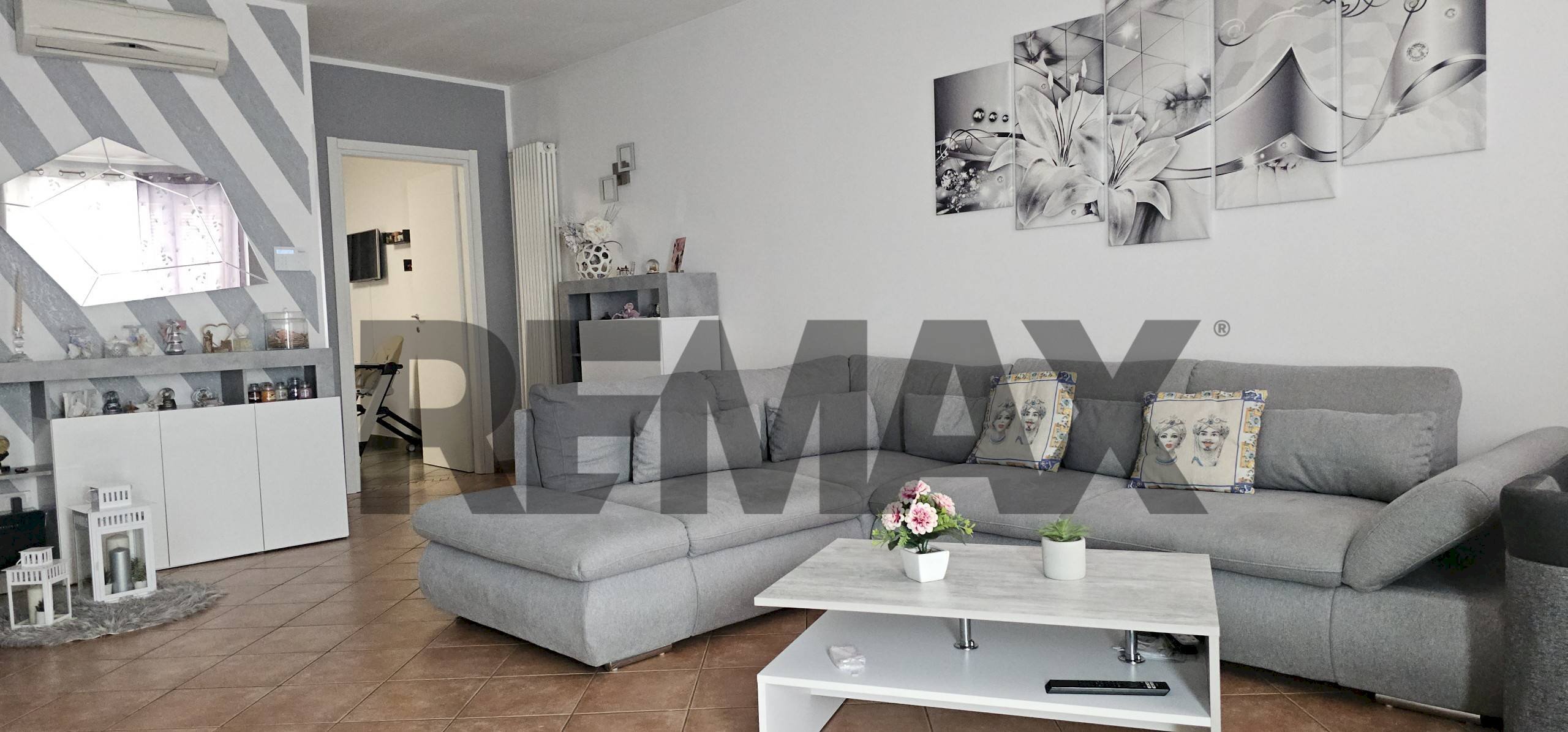 Soggiorno - Villa a Schiera Via Suor Ermanna Patroni
58, Dorno - foto 3