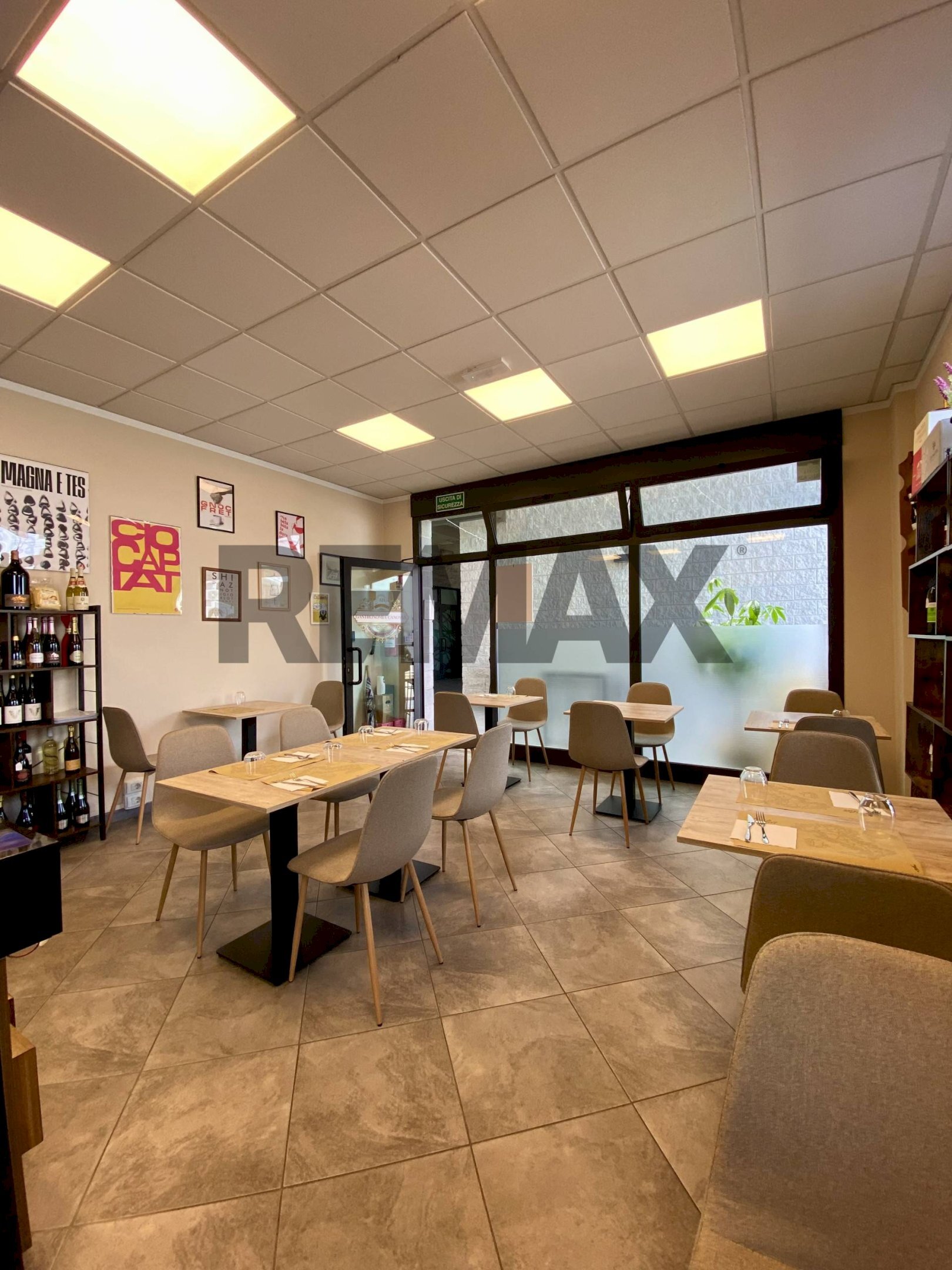 Sala da pranzo - Locale Commerciale via val d'enza nord
 
314, Canossa - foto 1
