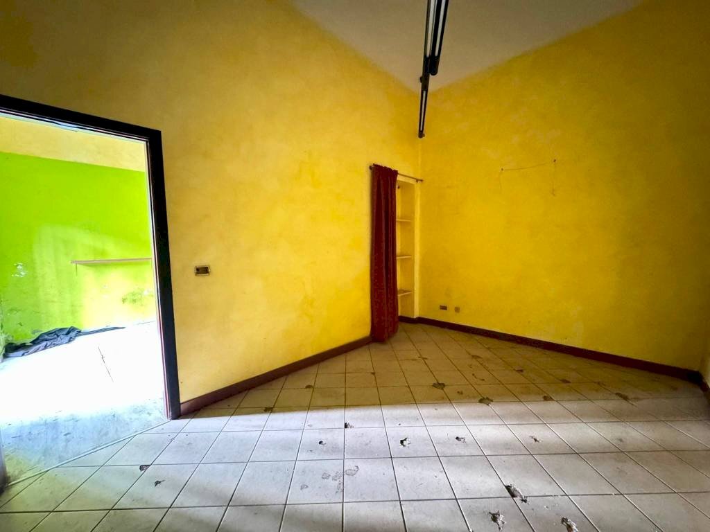 Stanza non arredata - Negozio via Netro, 22, Torino (zona Campidoglio) - foto 2
