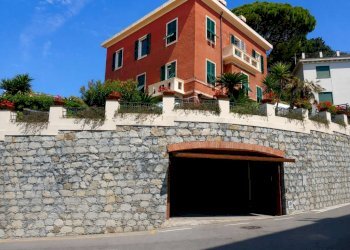 Ingresso - Box via Sant'Ilario, 6, Genova (zona Nervi) - foto 1