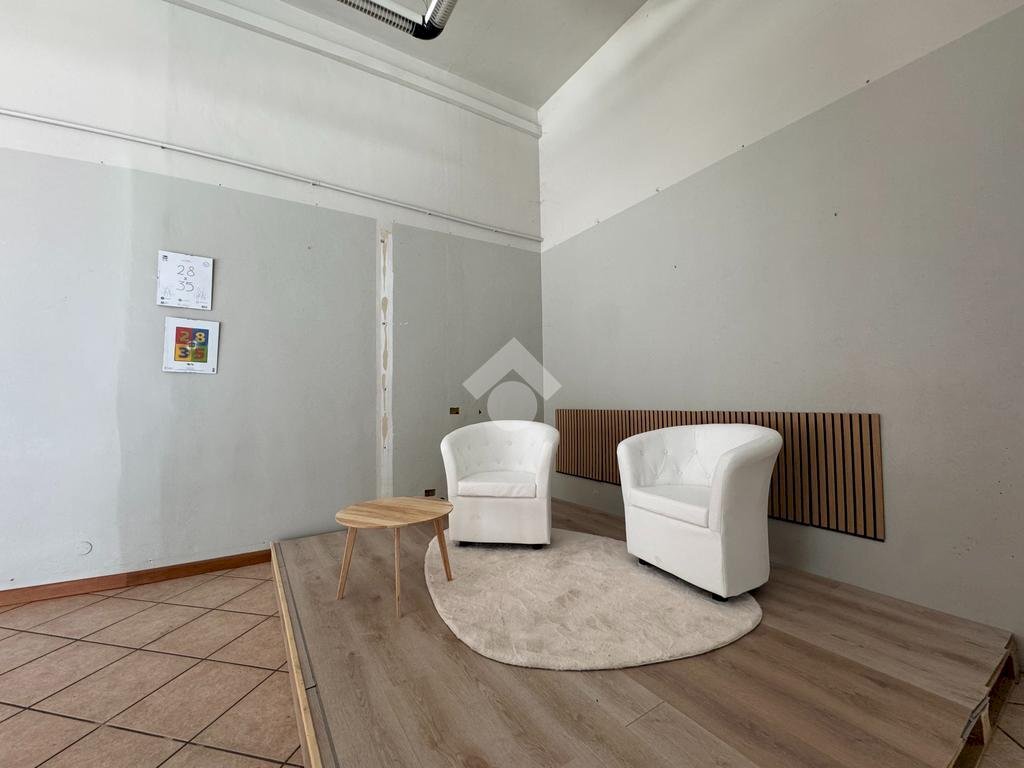Negozio Via Baracca, Cameri - foto 3