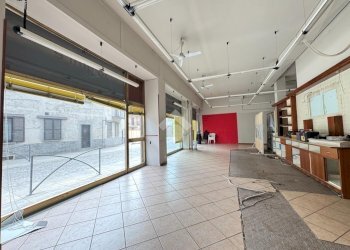 Negozio Via Baracca, Cameri - foto 1