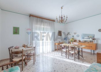 Sala da pranzo - Quadrilocale Via Sebastiano Scamporlino
 
6, Francofonte - foto 18