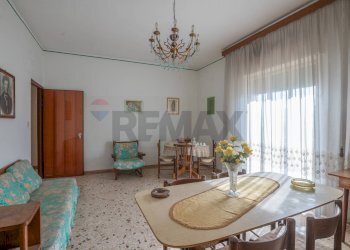 Sala da pranzo - Quadrilocale Via Sebastiano Scamporlino
 
6, Francofonte - foto 19