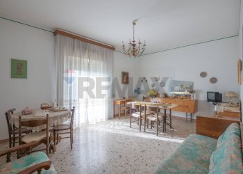 Sala da pranzo - Quadrilocale Via Sebastiano Scamporlino
 
6, Francofonte - foto 20