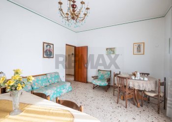 Sala da pranzo - Quadrilocale Via Sebastiano Scamporlino
 
6, Francofonte - foto 21