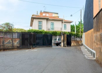 Casa all\'aperto - Magazzino CIRCONVALLAZIONE - VIA MARCO POLO 50 - VIA PIDATELLA 263 - VIA DUCA DEGLI ABBRUZZI 192 B
VIALE MARCO POLO 50, Catania - foto 36