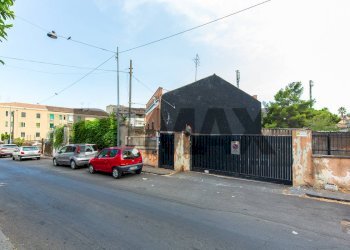 Casa all\'aperto - Magazzino CIRCONVALLAZIONE - VIA MARCO POLO 50 - VIA PIDATELLA 263 - VIA DUCA DEGLI ABBRUZZI 192 B
VIALE MARCO POLO 50, Catania - foto 46