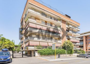Edificio all\'aperto - Trilocale Via Raoul Chiodelli
snc, Roma - foto 1