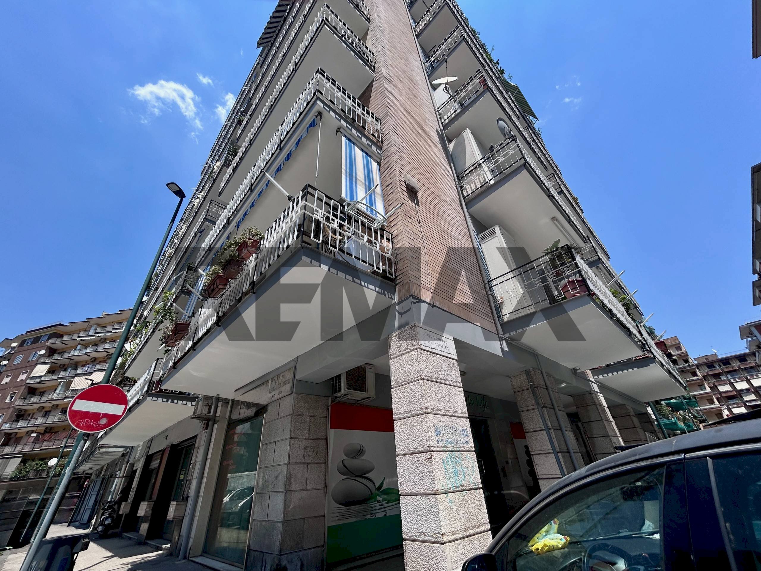 Edificio all\'aperto - Shop Via Adolfo Omodeo
 
106, Napoli - photo 2
