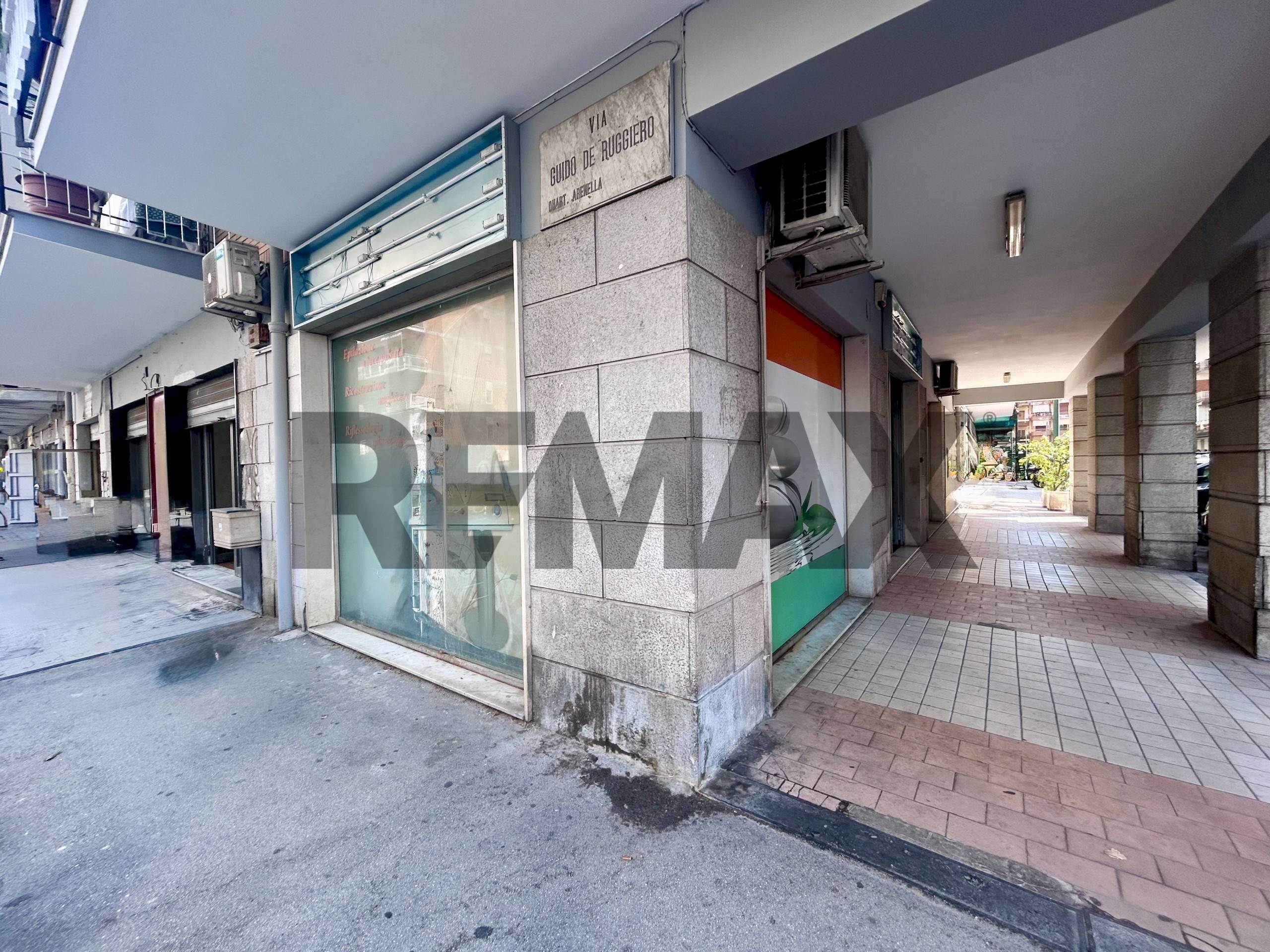 Edificio all\'aperto - Shop Via Adolfo Omodeo
106, Napoli - photo 2