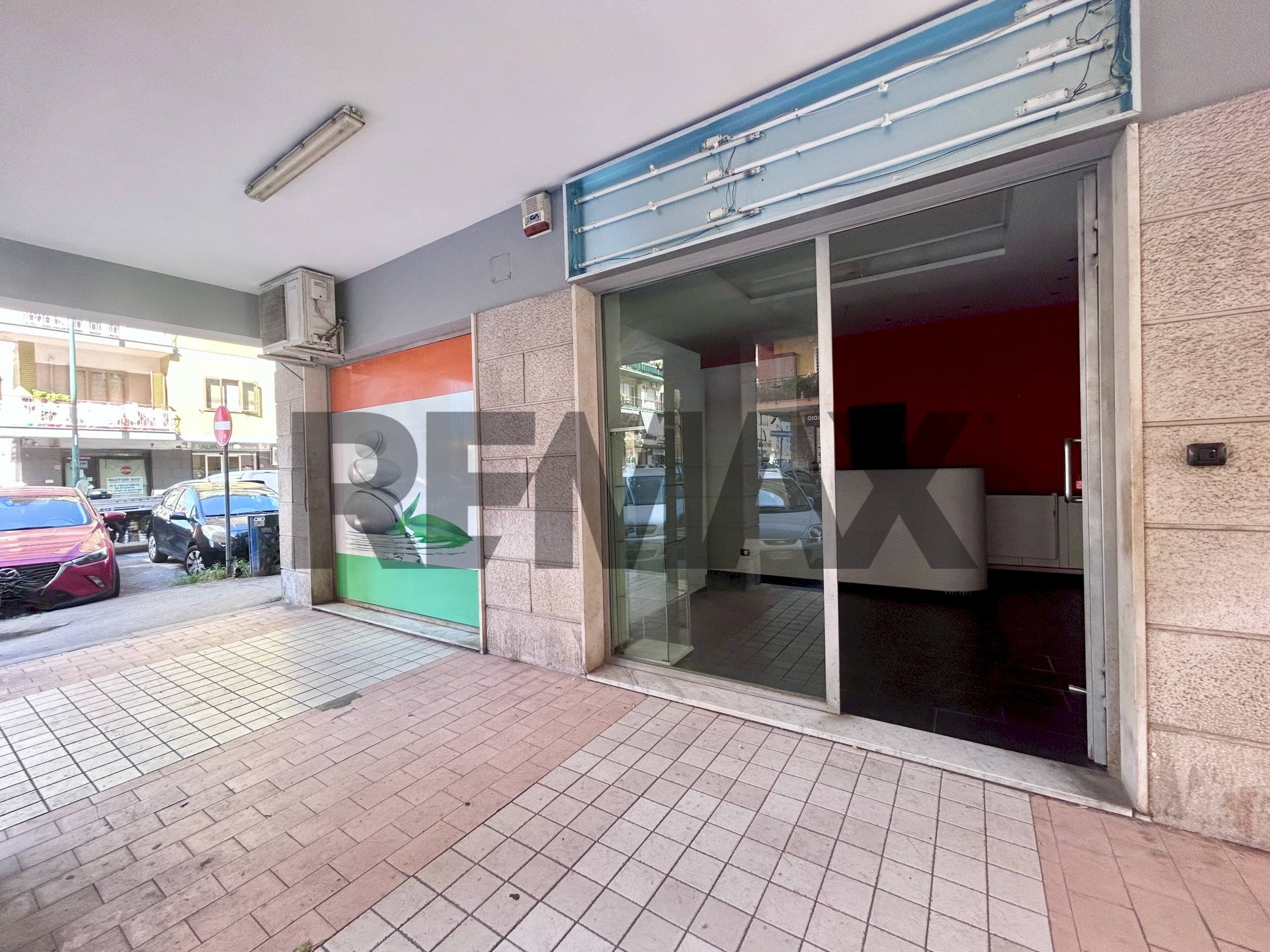 Edificio all\'aperto - Shop Via Adolfo Omodeo
106, Napoli - photo 3