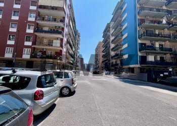 Edificio all\'aperto - Negozio Via Adolfo Omodeo
106, Napoli - foto 3