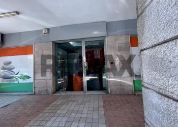 Edificio all\'aperto - Negozio Via Adolfo Omodeo
106, Napoli - foto 4