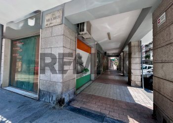 Edificio all\'aperto - Negozio Via Adolfo Omodeo
106, Napoli - foto 7