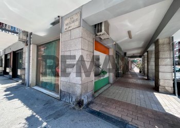 Edificio all\'aperto - Negozio Via Adolfo Omodeo
106, Napoli - foto 8